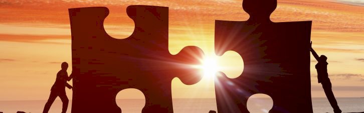 Bazı Roller İnsanın Üzerine Yapışır